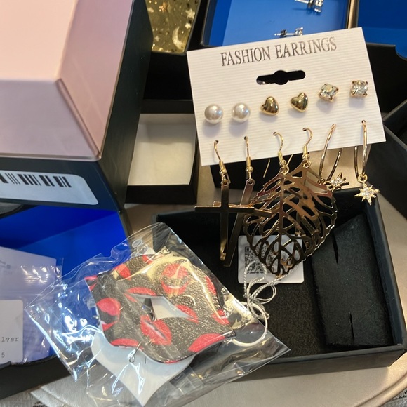 Big assortment of ladies, jewelry rings, earrings, watches, sterling silver plus - Picture 5 of 11